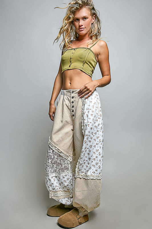 Patchwork pants crema con lineas sutiles.