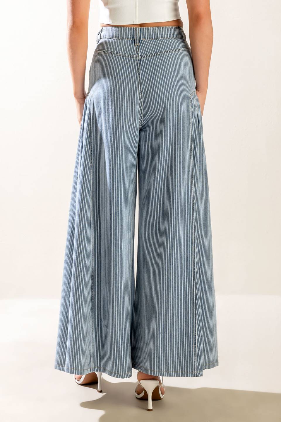 Wide legs verticales stripes