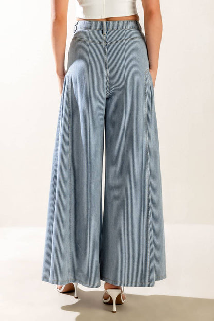 Wide legs verticales stripes