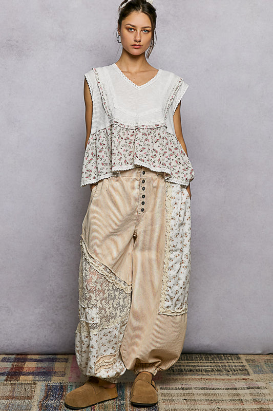 Patchwork pants crema con lineas sutiles.