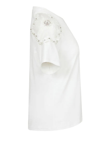 Tshirt blanca con aplicaciones de perlas y rainstone en hombros