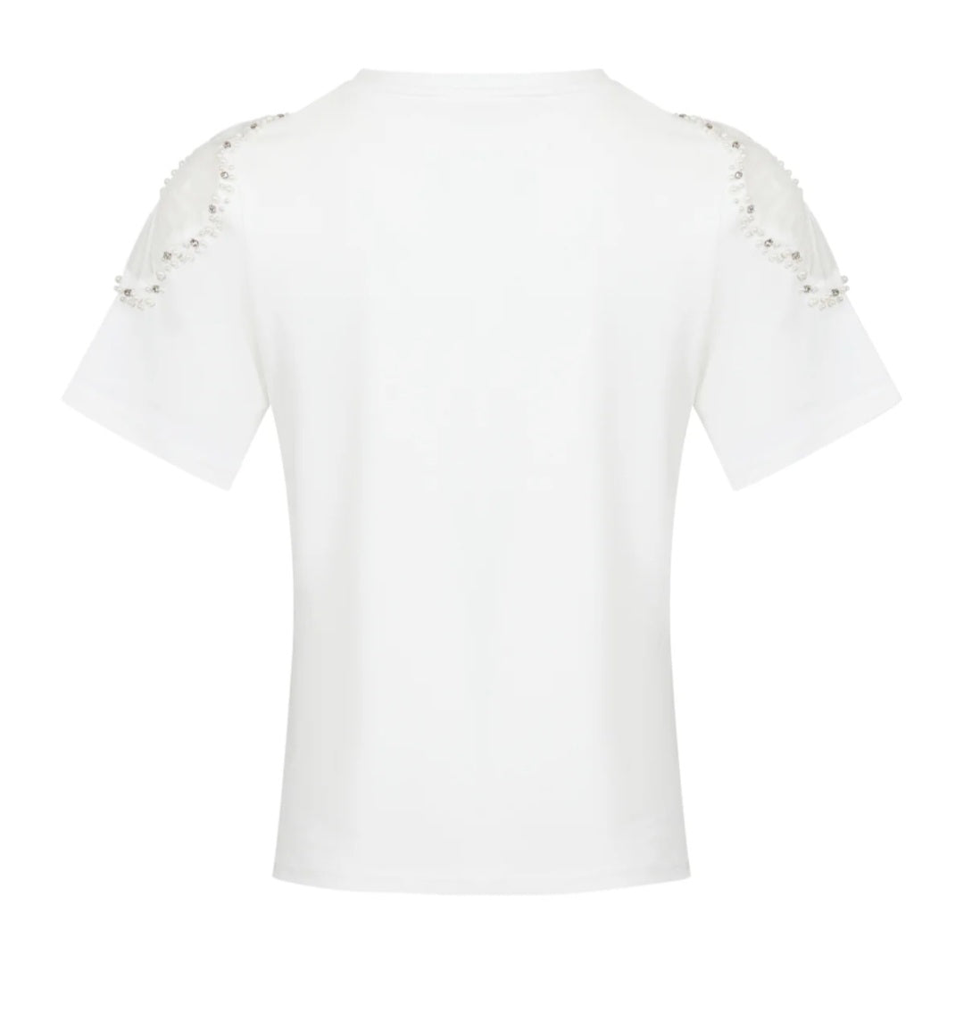 Tshirt blanca con aplicaciones de perlas y rainstone en hombros