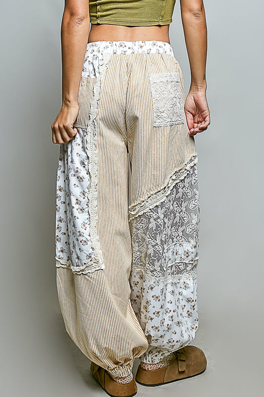 Patchwork pants crema con lineas sutiles.
