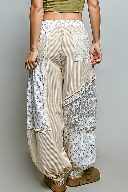 Patchwork pants crema con lineas sutiles.