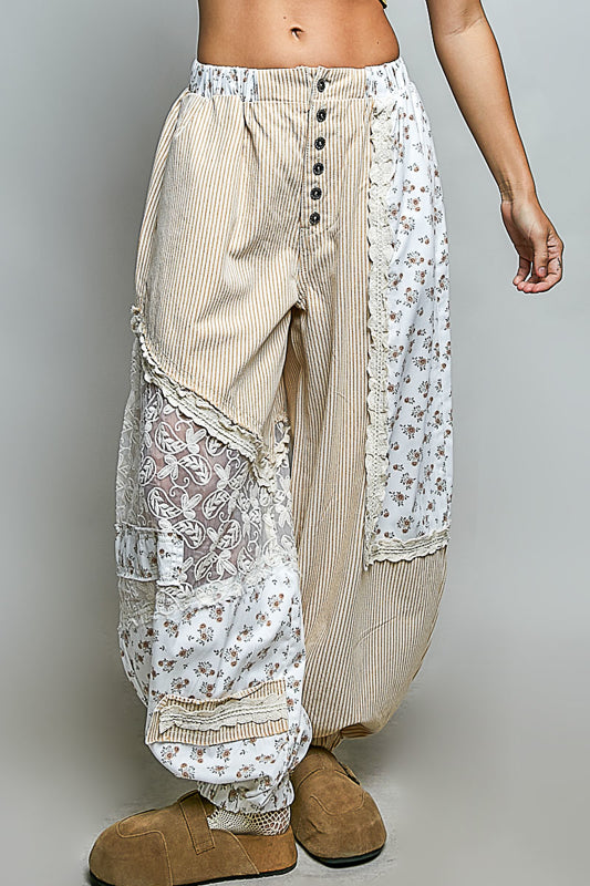 Patchwork pants crema con lineas sutiles.